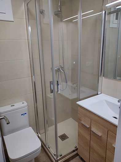 lavabo amb dutxa raconera i mampara