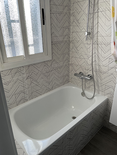 lavabo amb banyera amb rajoles estravagants