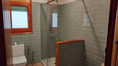 lavabo amb plat de dutxa amb separació per muret