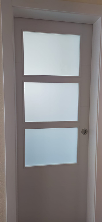 porta interior vidrera corredissa vista lacada blanca amb regata