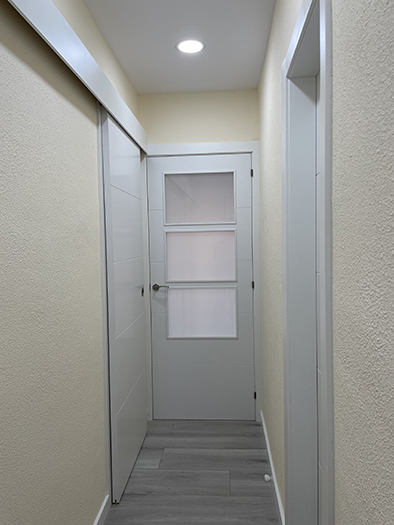 porta interior vidrera lacada blanca amb regata i portes interiors corredisses vistes