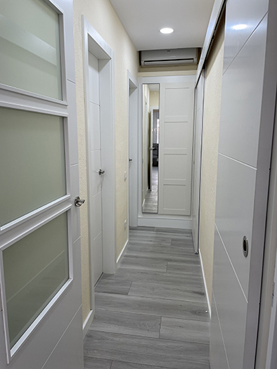 porta interior vidrera lacada blanca amb regata i portes interiors corredisses vistes