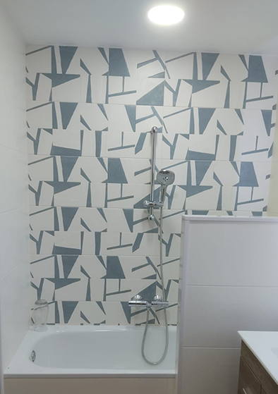 lavabo amb banyera amb paret d'aigües enrajolada