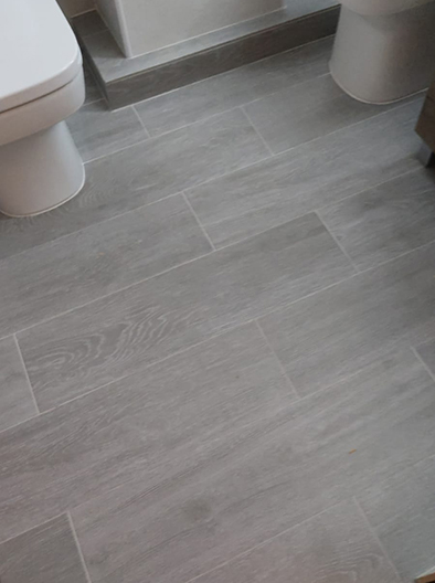 lavabo amb terra gris en disseny parquet